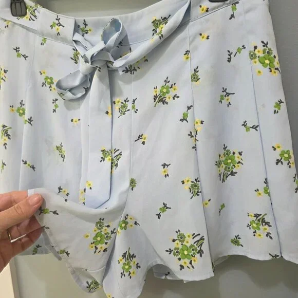 Sunday Best Women’s Blue Floral Pleated Tie Waist Shorts – Size 8 – Lightweight - Picture 2 of 8